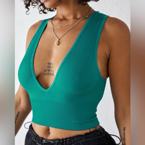 Urban Outfitters Out from Under Hailey seamless plunge cropped top - Picture 5 of 5